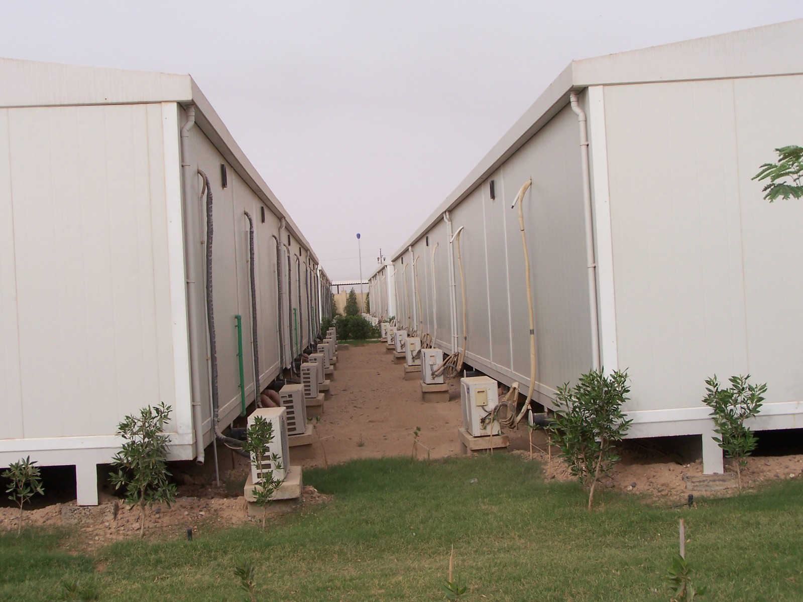 伊拉克鲁迈拉野营房营地建设.JPG